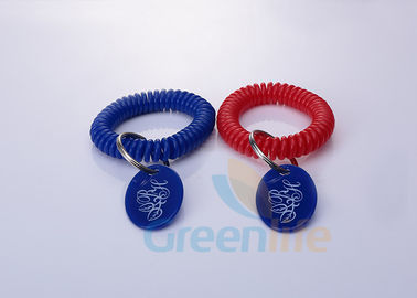 Bobina a spirale Stretchable Keychains del polso con i colori su ordinazione/l'etichetta ovale di logo